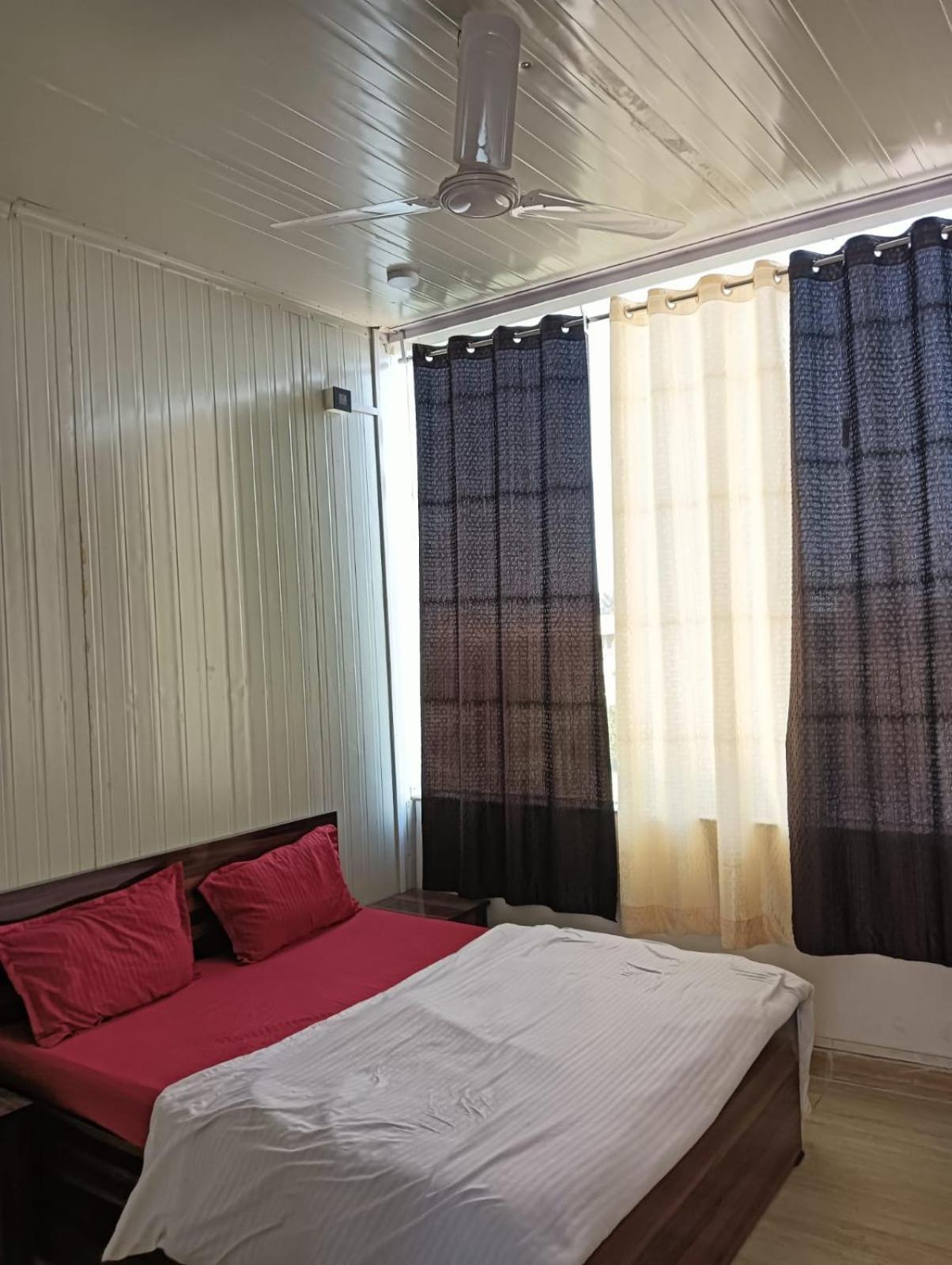 Hotel Krishna Fun Land Mathura Zewnętrze zdjęcie