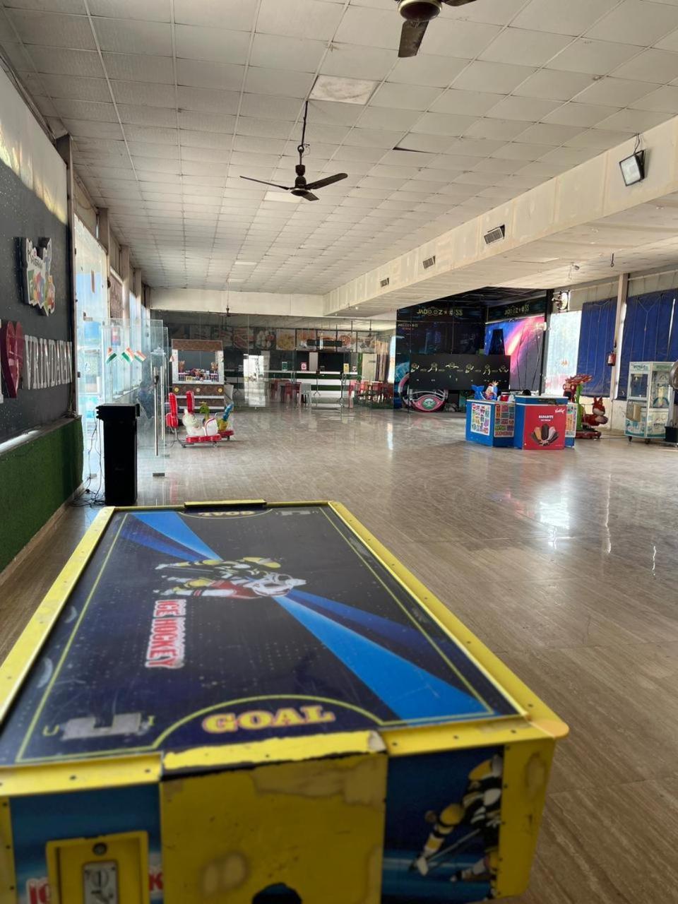 Hotel Krishna Fun Land Mathura Zewnętrze zdjęcie