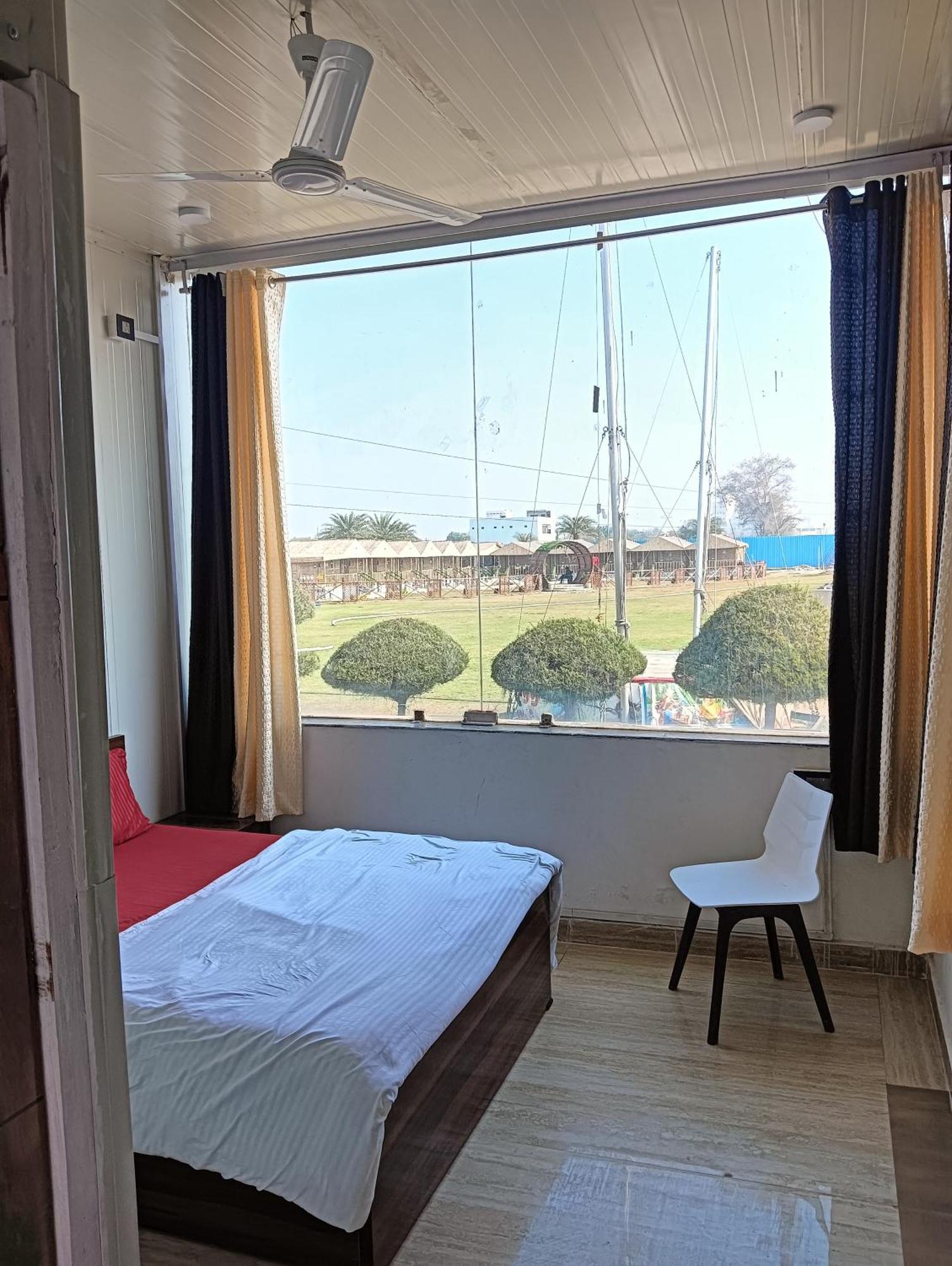 Hotel Krishna Fun Land Mathura Zewnętrze zdjęcie
